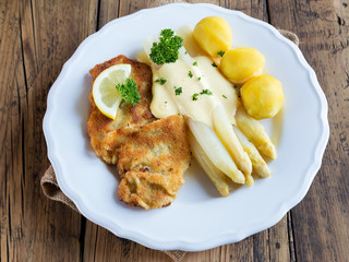 Spargel mit Schnitzel und Salzkartoffeln 