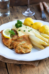 Spargel mit Schnitzel und Salzkartoffeln 