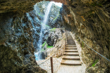 Klamm Treppen mit Wasserfall