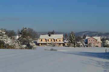 Es ist Winter. Au&szlig;erhalb der Stadt