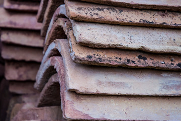 Tejas ordenadas de arcilla en ruina