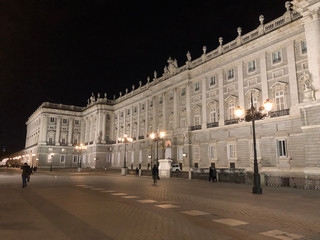 Obraz premium Palacio Real lub Palacio de Oriente nocą w Madrycie