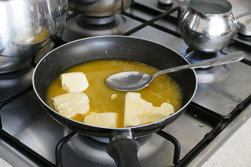 melted butter into the pan,use butter in meals,
