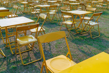 黄色いテーブルとイス