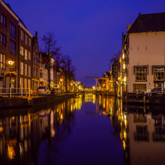 Fototapeta na wymiar Fluss in Alkmaar bei Nacht mit Brücke