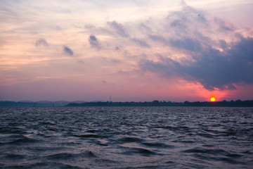 Obraz premium paisaje río Ganges en Varanasi, India. Foto tomada desde una barca, copy-space