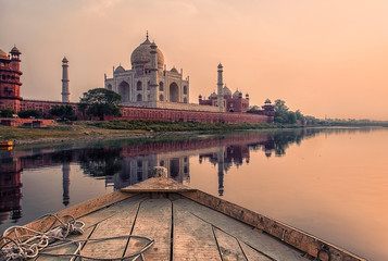 Fototapeta na wymiar Sunset over the Taj Mahal, Agra, India