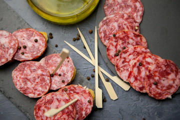 Lonchas de salami para aperitivo