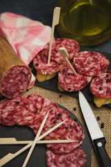 Aperitivo de salami con pan