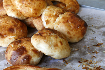 hot breads, oven and bread, freshly baked bread, baker bakes bread,