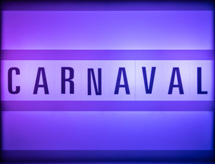 Carnaval em tons de roxo