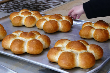 hot breads, oven and bread, freshly baked bread, baker bakes bread,