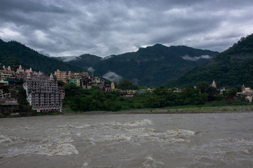 La fuerza del río Ganges junto a las montañas en India, nublado paisaje con copy-space