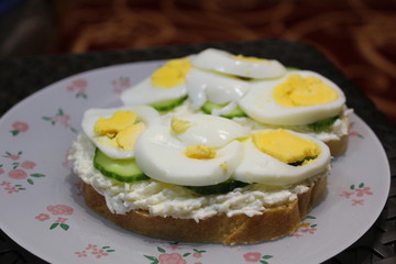 sandwich with eggs and cucumber