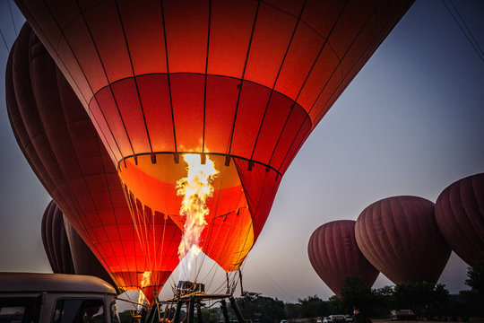 Start eines Hei&szlig;luftballon &uuml;ber Bagan 