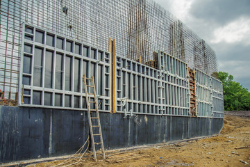 Panel formwork for the construction of a bridge retaining wall