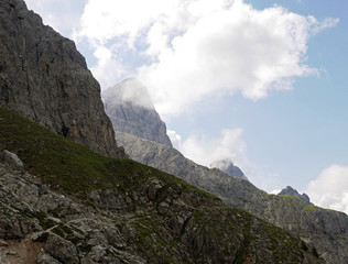 Fototapeta na wymiar panorama estivo delle cime delle dolomiti