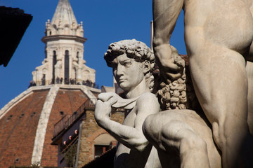 Italia, Toscana, Firenze, copia del David di Michelangelo e la cattedrale.