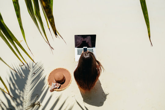 Woman freelancer work in tropics