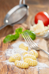 Nahaufnahme von rohen Gnocchi auf Holz