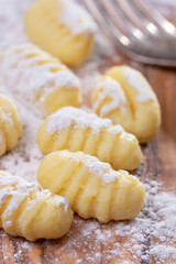 Nahaufnahme von rohen Gnocchi auf Holz