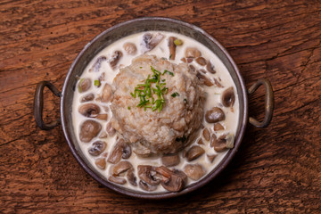 Bayerische Knödel in Pilzsoße