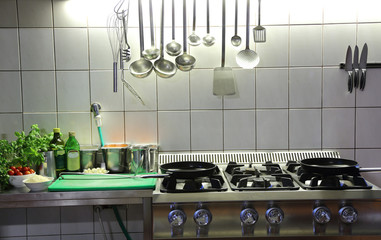 Wnętrze kuchni gazowej w restauracji, chochle, garnki. © Stanisław Błachowicz