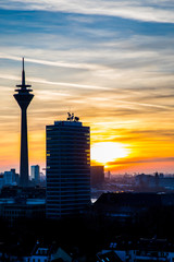 Rheinturm D&uuml;sseldorf Sonnenuntergang