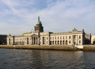 Naklejka premium Dublin. Urząd Celny i rzeka Liffey.