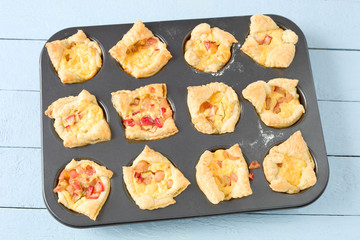 Apfel-Küchlein in der Backform