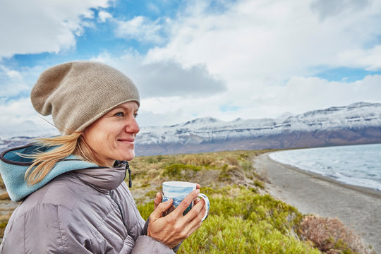Argentina, Lago Posadas, woman holding mug at lakeside