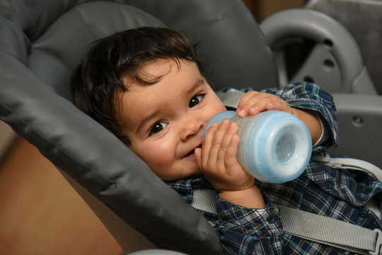 jeune b&eacute;b&eacute; prenant son biberon avec plaisir