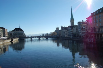 Fototapeta na wymiar Blick aus dem Limmat auf die Alpenberge hinter dem Zürichsee mit Schwan