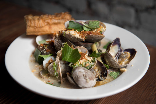 Vietnamese congee with clams 