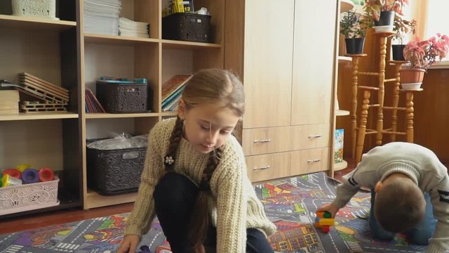 children play with the designer of the cubes