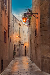 Obraz premium Mdina, Malta: picturesque narrow street of medieval town
