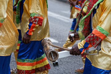 Taper sur les bambous à la parade du littoral de Kourou en Guyane française