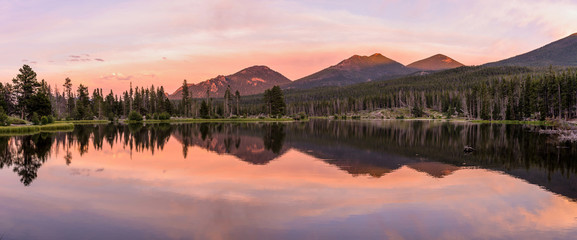 Fototapeta Sprague Lake - A colorful Summer evening at scenic Sprague Lake, Rocky Mountain National Park, Colorado, USA. obraz