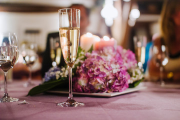 flowers and glasses of champagne wedding decoration table