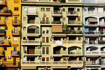 Edificios con muchos balcones