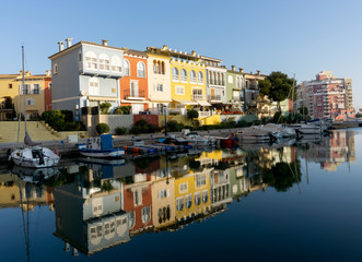 Fototapeta na wymiar Reflejo de casas de colores en el agua