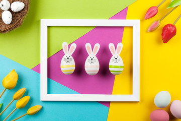 Frohe Ostern Hintergrund mit Blumen und Ostereiern