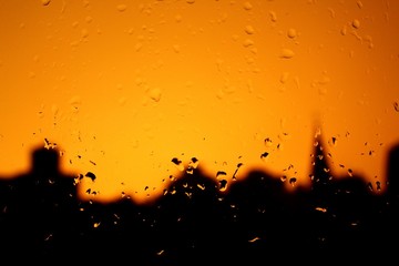 gotas de chuva no pôr do sol