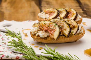 Swedish toasts with figs, cheese, rosemary, honey and walnuts