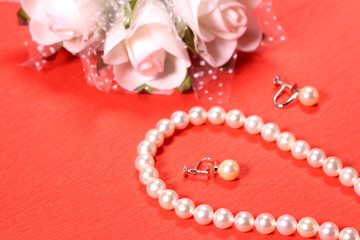 パールのネックレスとイヤリング