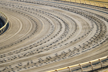 抽象　競馬場ダートコース　馬の足跡