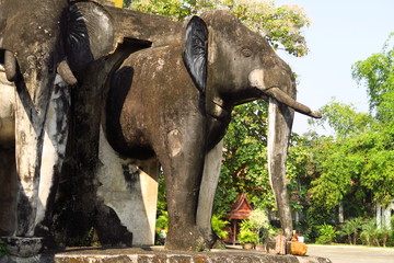 Éléphant en pierre au bord d'un temple