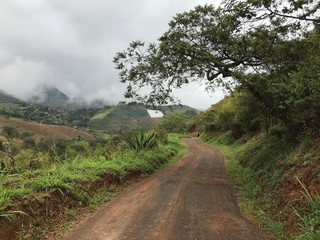 caminos en la montaña