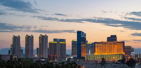 Foto op Plexiglas Las Vegas Strip Casino Skyline na de zonsondergang aan het begin van het nachtleven © Dominic Gentilcore