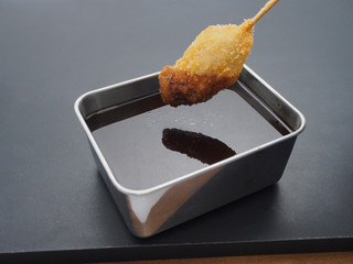 串カツ　ソース　